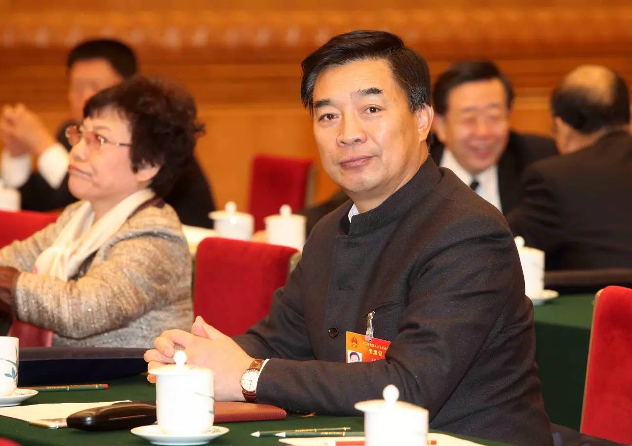 202829e9443v44t999dbbk.jpg 皇冠体育